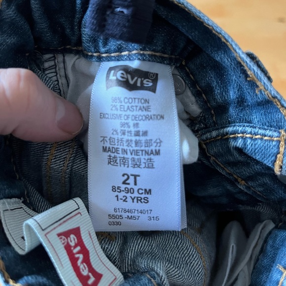 Toddler 2T bundle. 2 pairs of jeans (Levi’s & osh gosh) and 1 shorts (Levi’s). - Picture 6 of 7